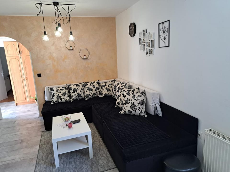 Bed, Living room, Photo of the whole room, Seating area