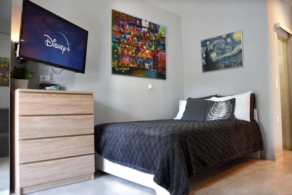 Bed, TV and multimedia, Bedroom