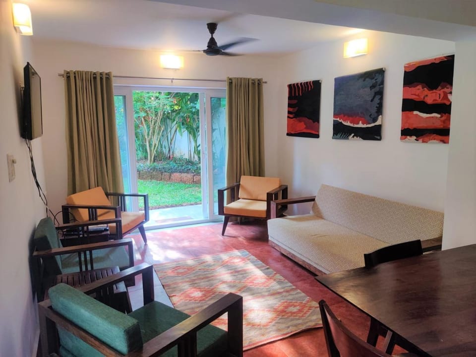 TV and multimedia, Living room, Seating area, Dining area, Garden view, internet