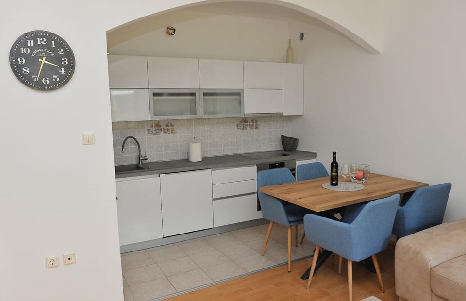Dining area, pet friendly, stove