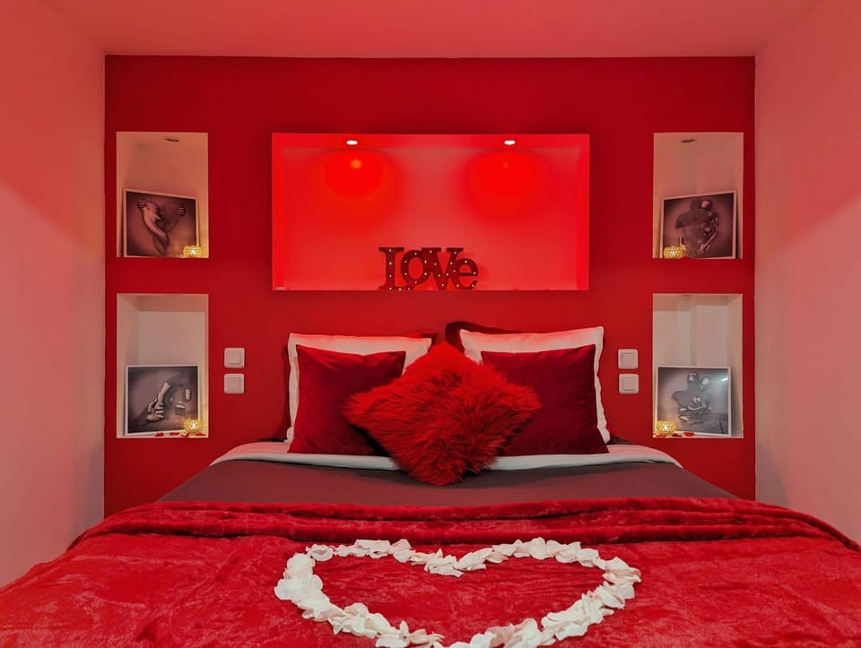 Bed, Photo of the whole room, Bedroom