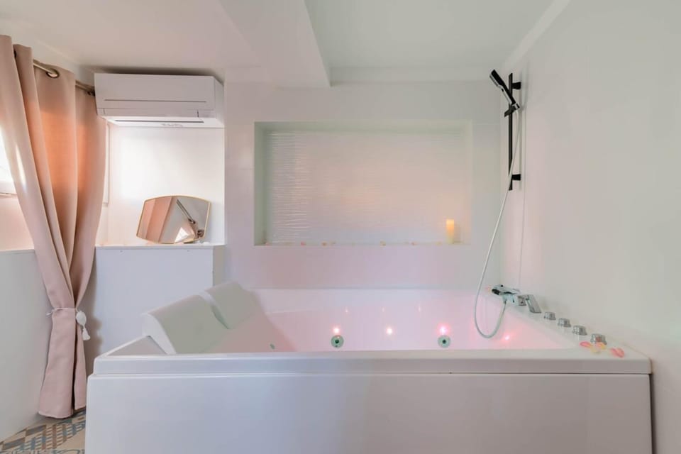 Hot Tub, Bath