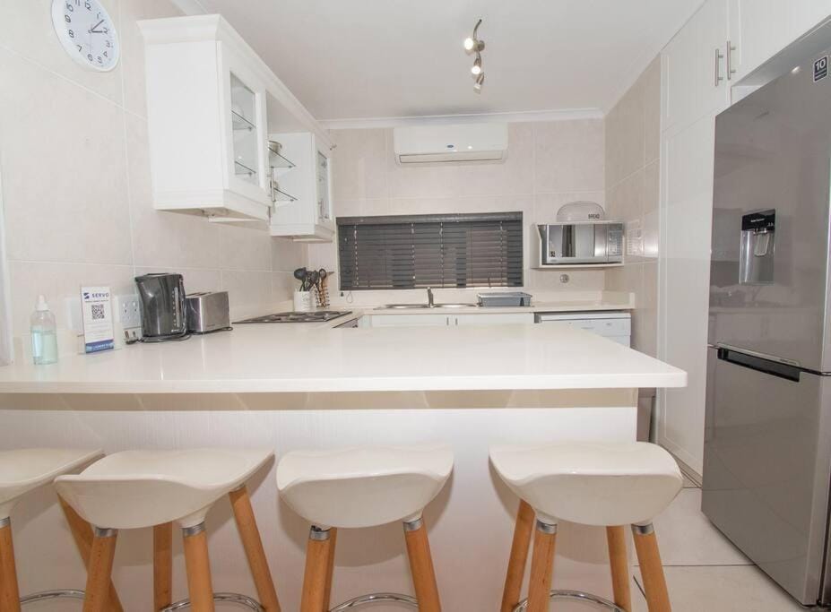 Kitchen or kitchenette, minibar