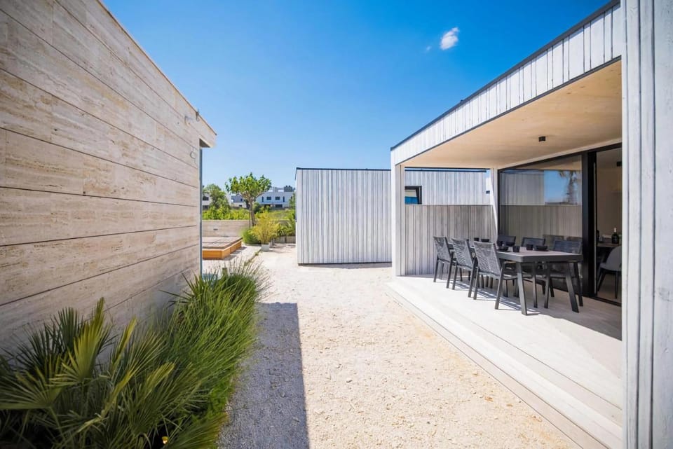 Property building, Patio, Dining area