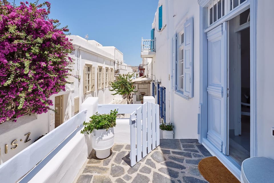 Patio, Facade/entrance, Neighbourhood, Balcony/Terrace, City view, Street view