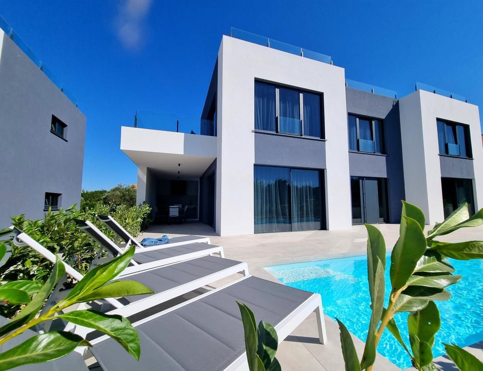 Property building, Swimming pool