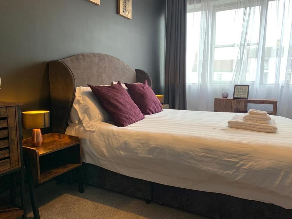 Bed, Photo of the whole room, Bedroom, towels