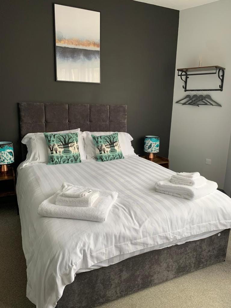 Bed, Photo of the whole room, Bedroom, towels