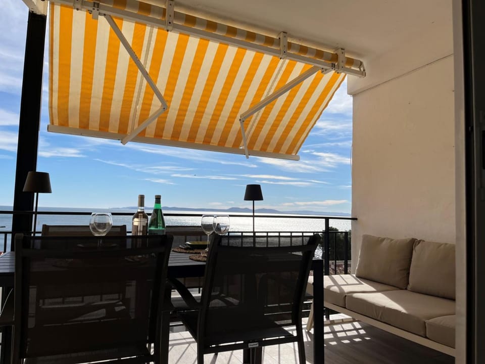 Natural landscape, View (from property/room), Balcony/Terrace, Beach, Sea view, Parking, fireplace, locker, air conditioner