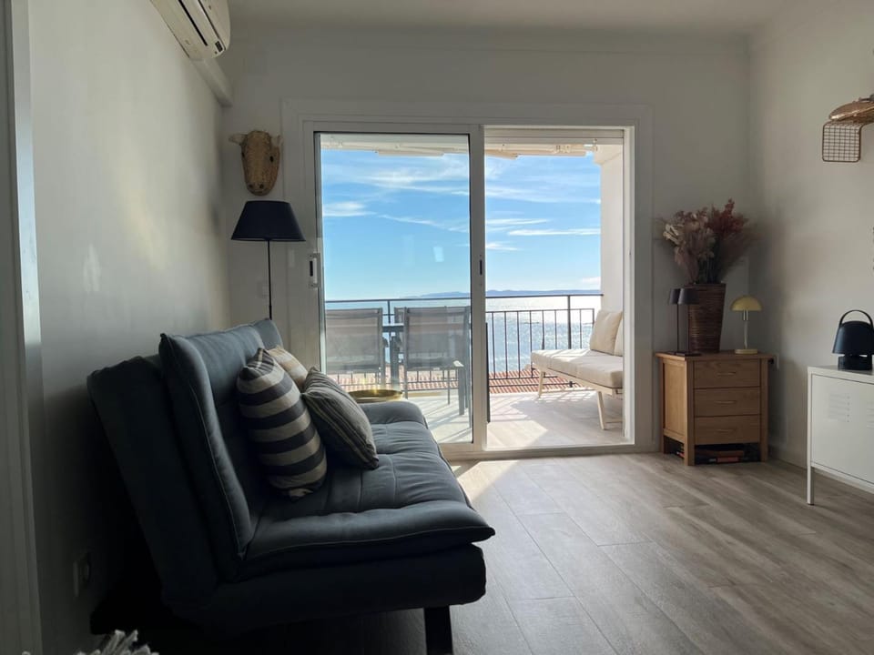 View (from property/room), Balcony/Terrace, Living room, Beach, Sea view, Parking, fireplace, locker, air conditioner