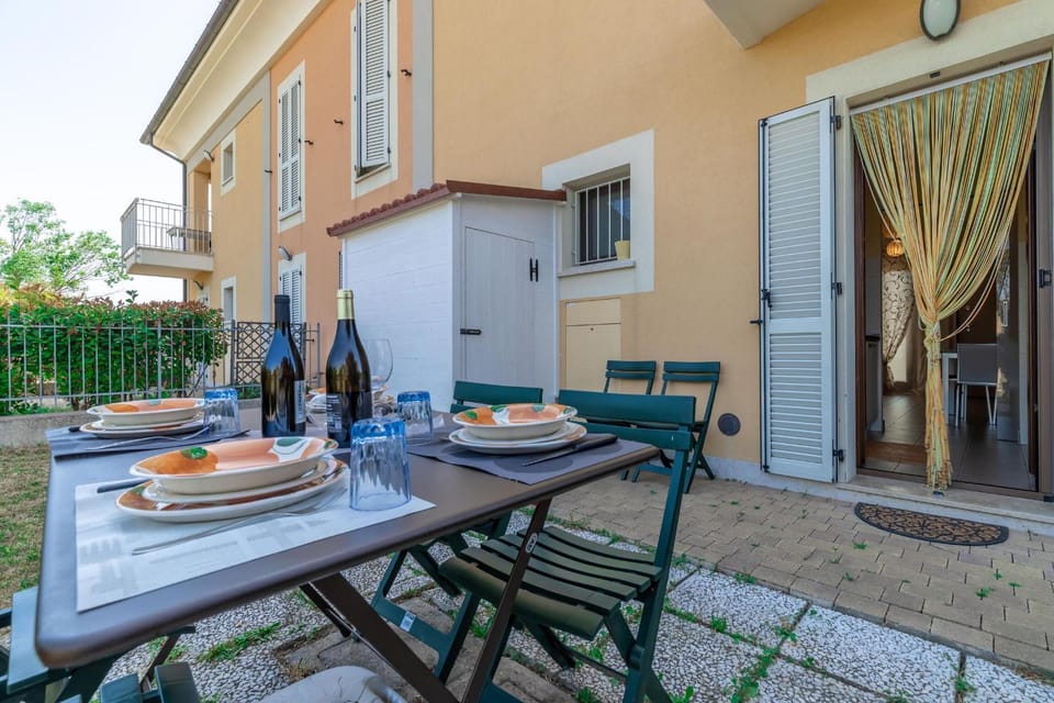 Property building, Patio, Day, View (from property/room), Balcony/Terrace, Food and drinks, Dining area, Food, Drinks, Alcoholic drinks