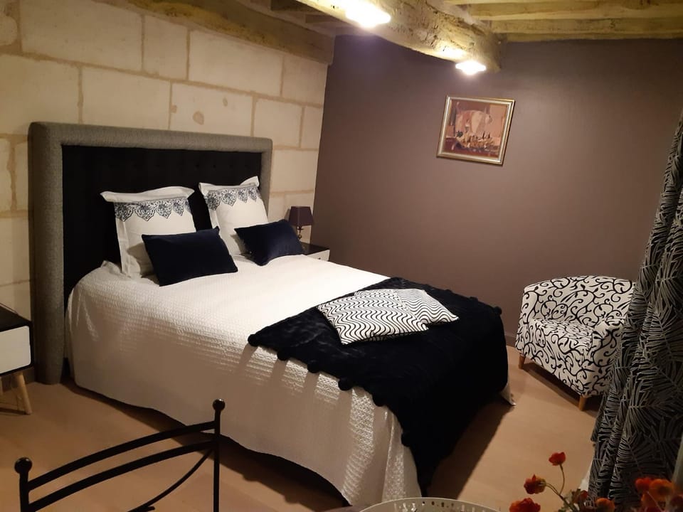 Photo of the whole room, Bedroom