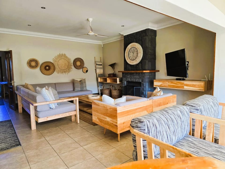 Living room, Photo of the whole room, Seating area, fireplace