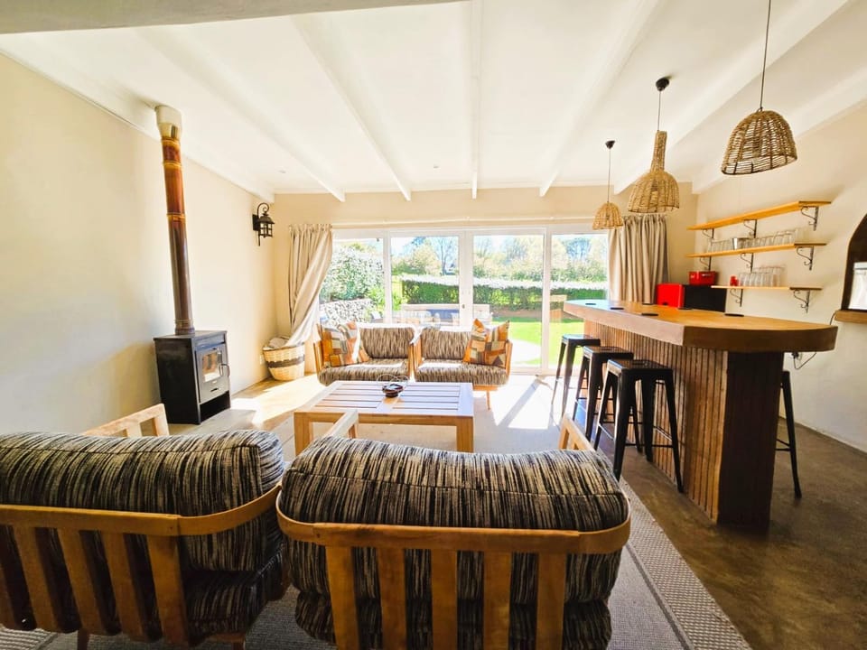 Lounge or bar, minibar