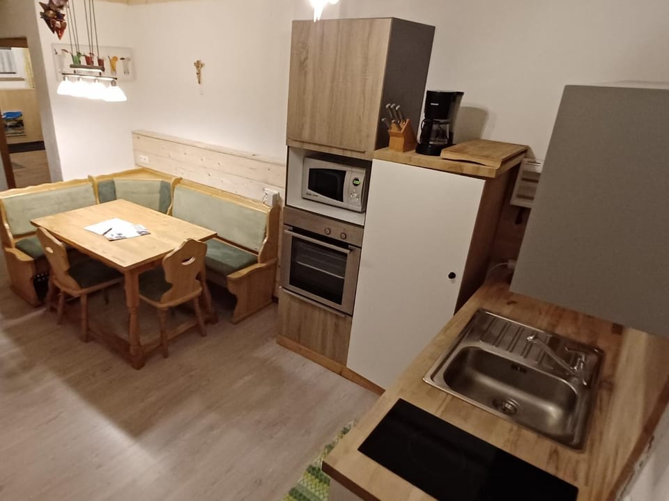 Coffee/tea facilities, Kitchen or kitchenette, Dining area, minibar, stove