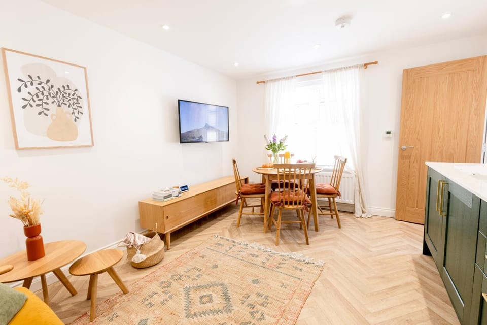 TV and multimedia, Kitchen or kitchenette, Living room, Seating area, Dining area