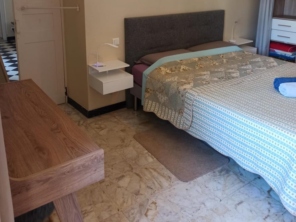 Bed, Photo of the whole room, Bedroom, hair dresser