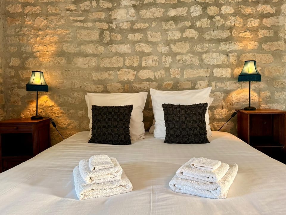 Bed, Bedroom, towels