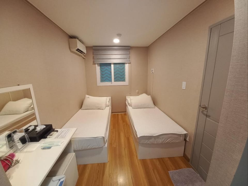 Bed, TV and multimedia, Bedroom, air conditioner