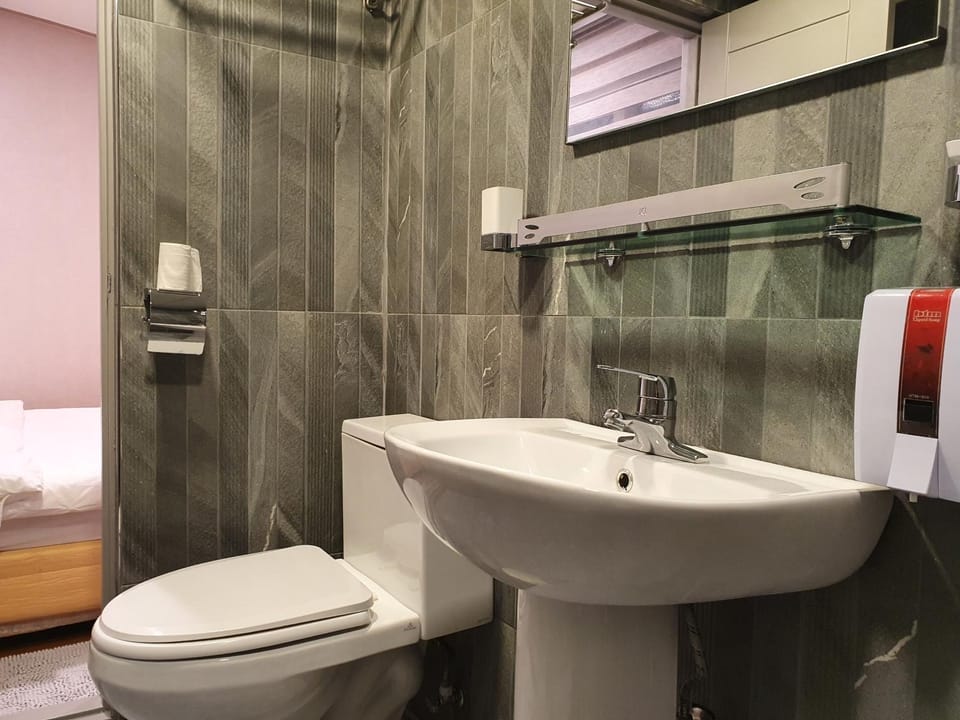 Shower, Toilet