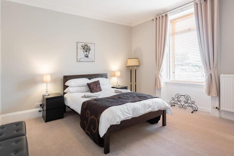 Scotston Villa 5 bedroom house with large private back garden and hot tub House in Scotland