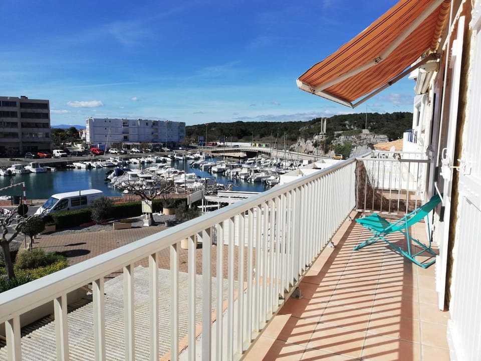 Superbe appartement avec vue sur mer et port, parking privé Apartment in Fleury