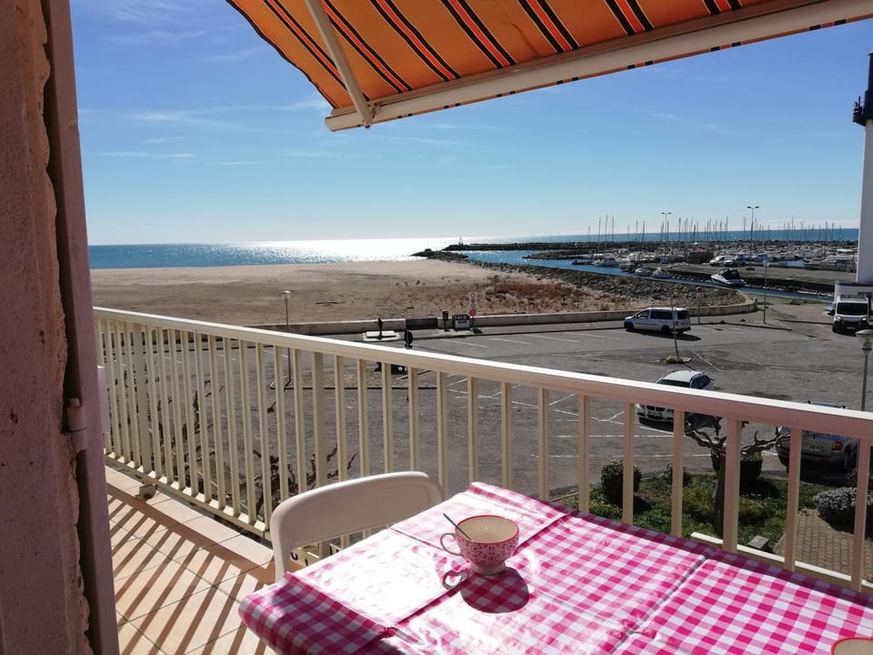 Superbe appartement avec vue sur mer et port, parking privé Apartment in Fleury