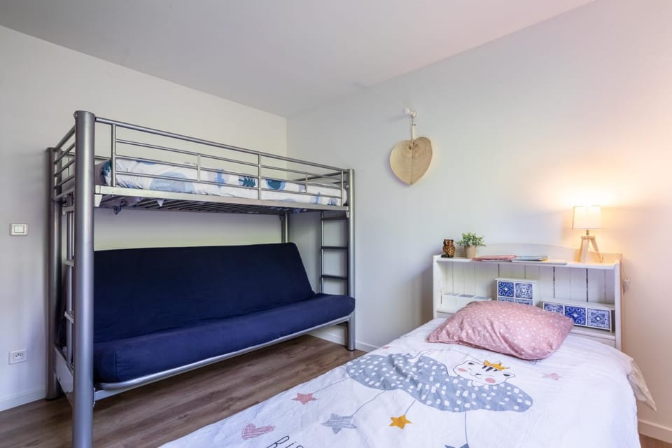 Bedroom, bunk bed