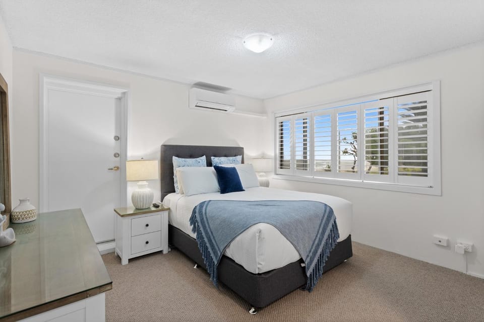 Wake to Waves in Spacious 3-Bed Beachfront Unit Apartment in Mermaid Beach