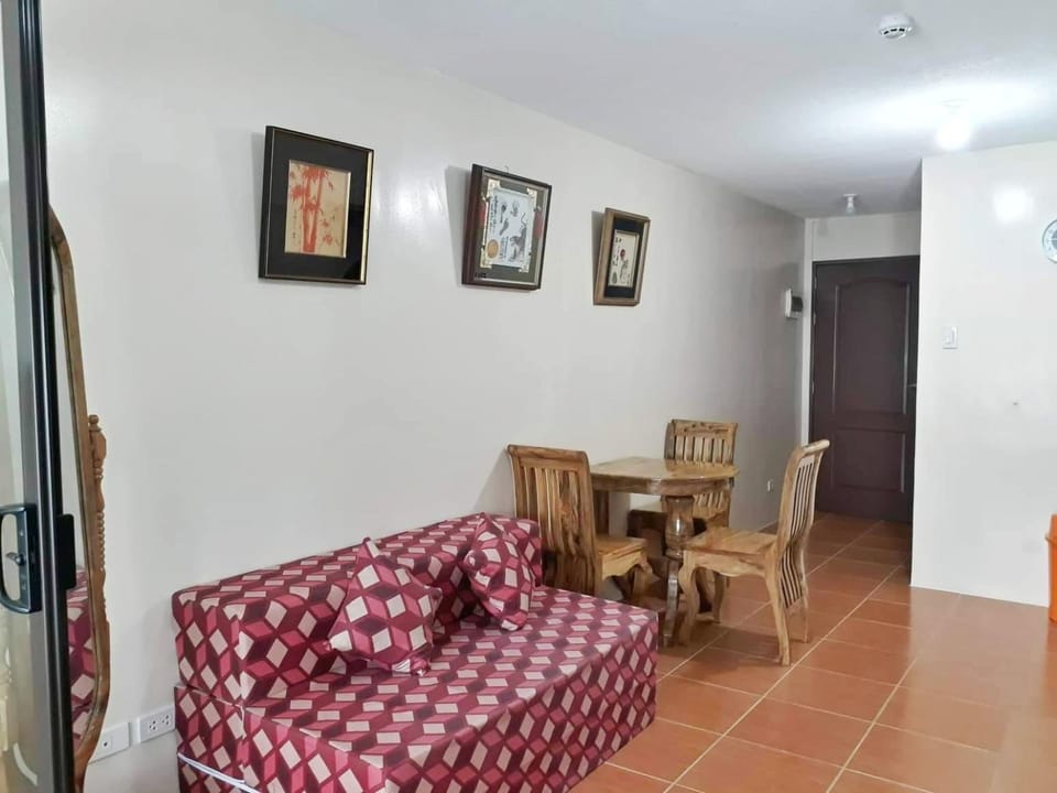 Bed, Living room, Seating area, Dining area