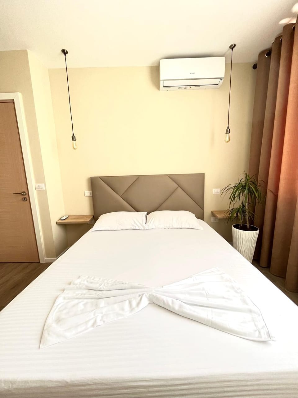 Bed, Bedroom, air conditioner