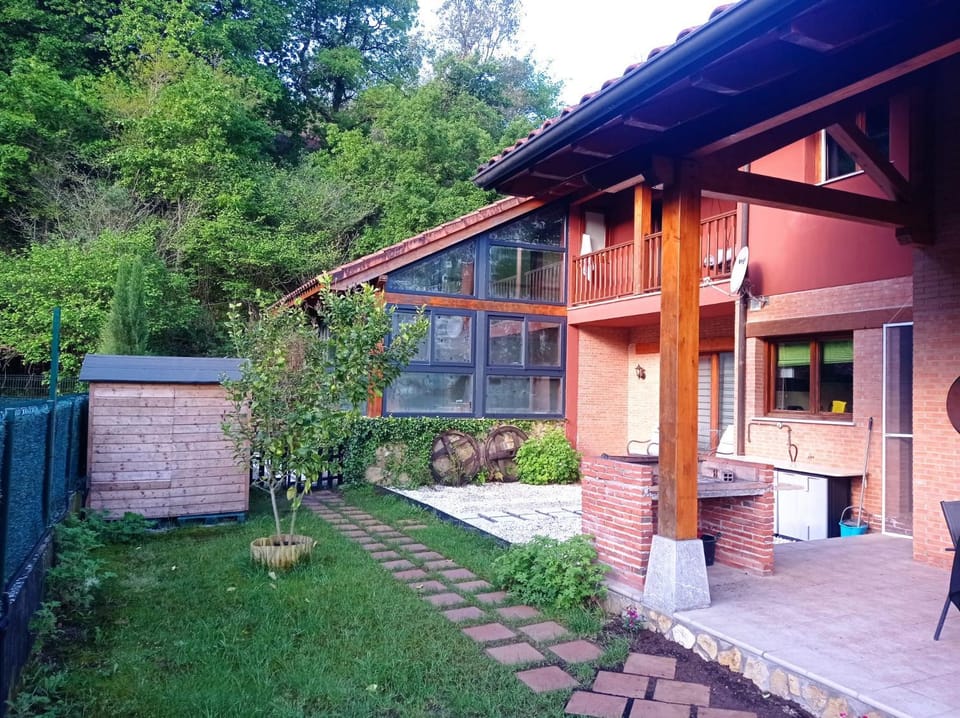 La Casa Malvarrosa- piscina climatizada House in Cantabria