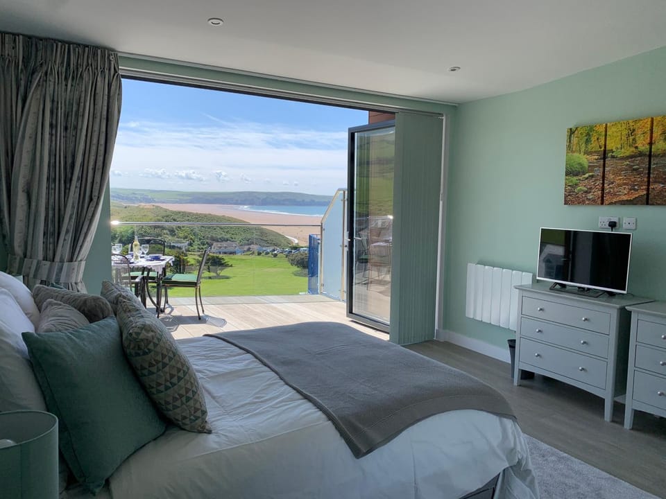 Photo of the whole room, Sea view
