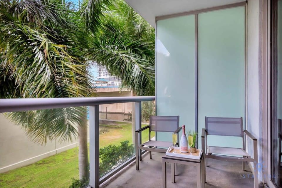 Modern Resort - Apartment with Balcony, Pool and Gym House in Hallandale Beach