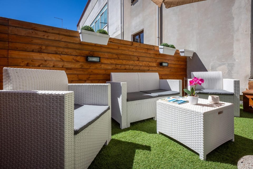 Property building, Balcony/Terrace, Living room