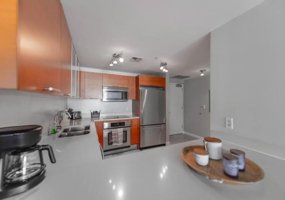 Coffee/tea facilities, Kitchen or kitchenette, stove