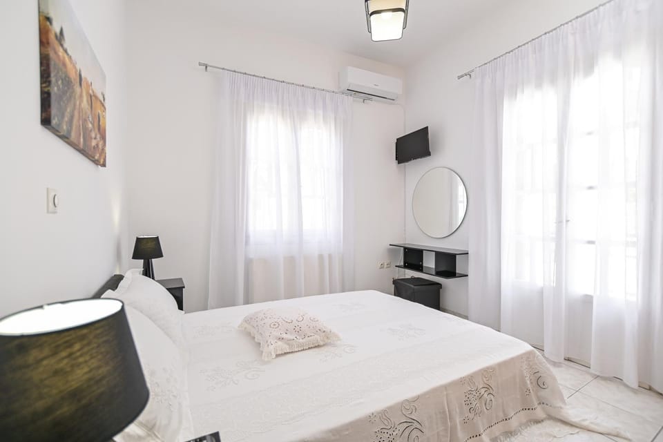 Bed, TV and multimedia, Bedroom, air conditioner