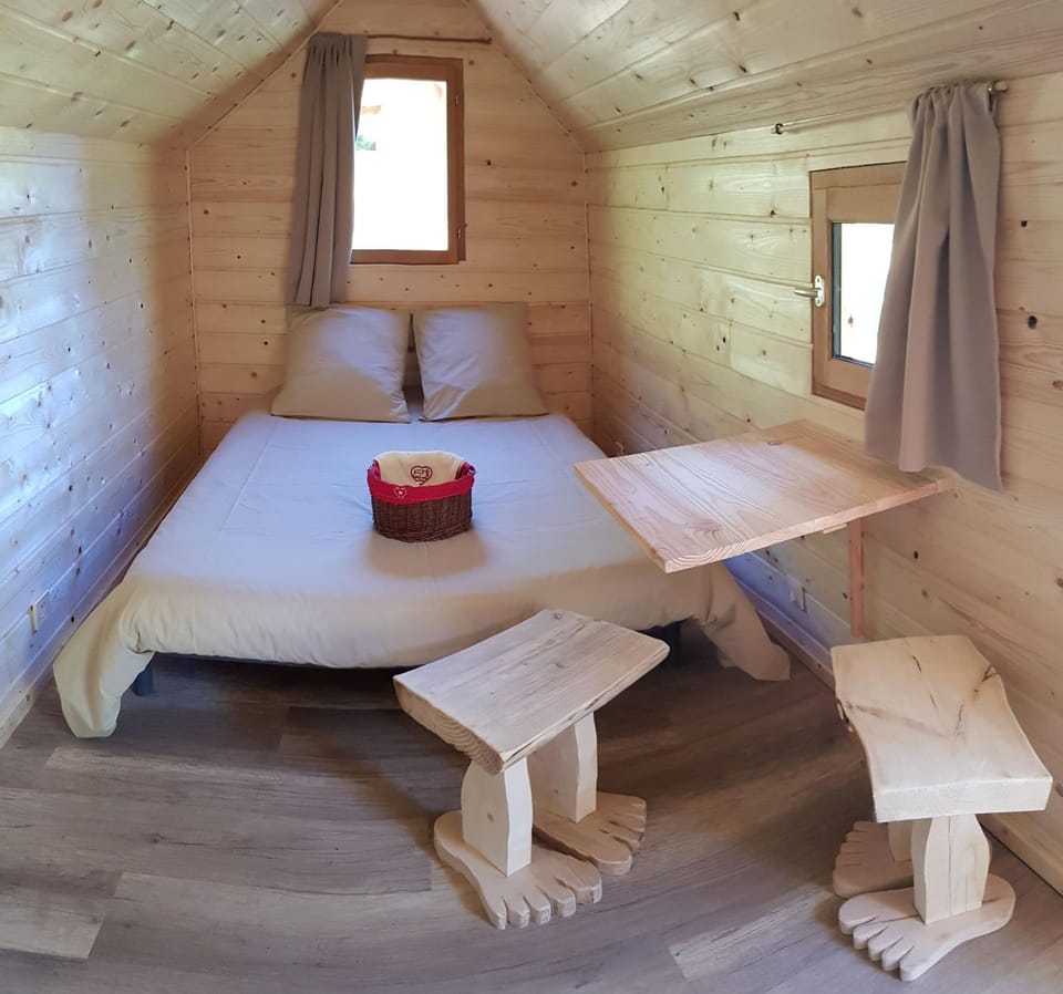 Bed, Photo of the whole room, Dining area, Bedroom