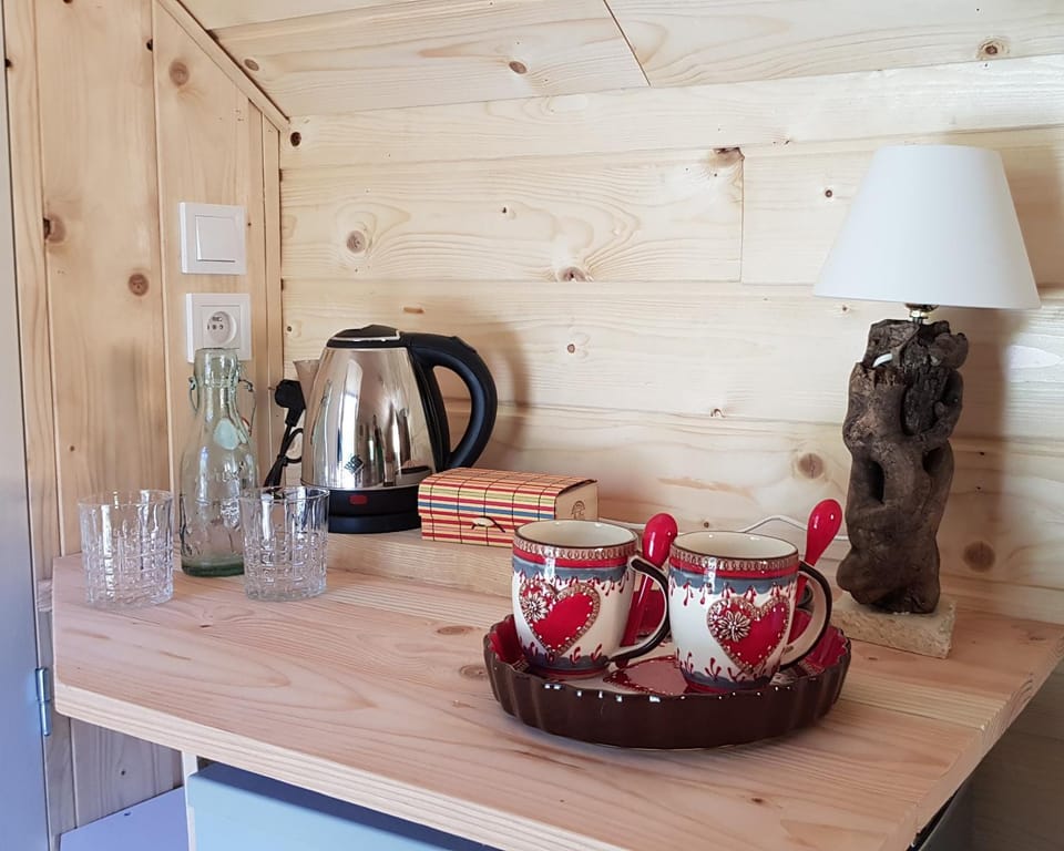 Coffee/tea facilities, Kitchen or kitchenette