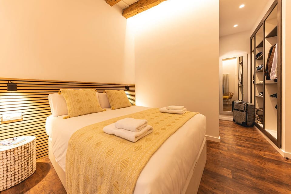 Bed, Bedroom, towels