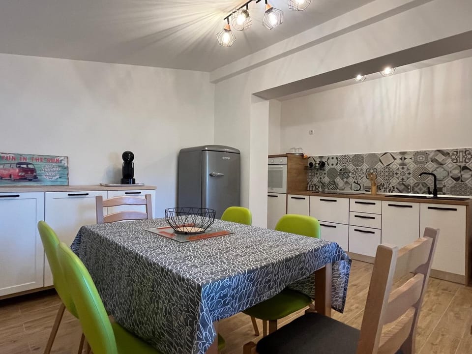 Kitchen or kitchenette, Seating area, Dining area, pet friendly, stove