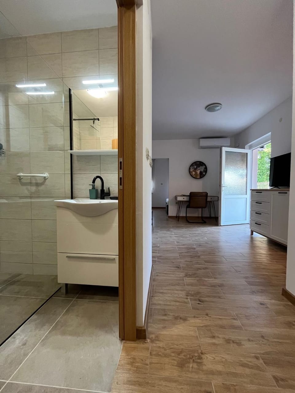 Bathroom, Living room