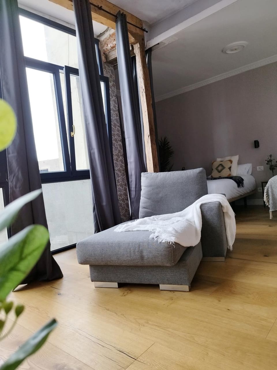 Photo of the whole room, Seating area