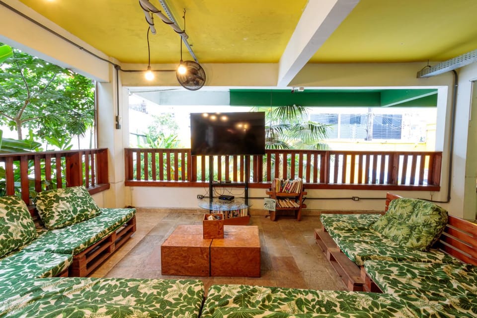 Communal lounge/ TV room, TV and multimedia, Living room, Garden view