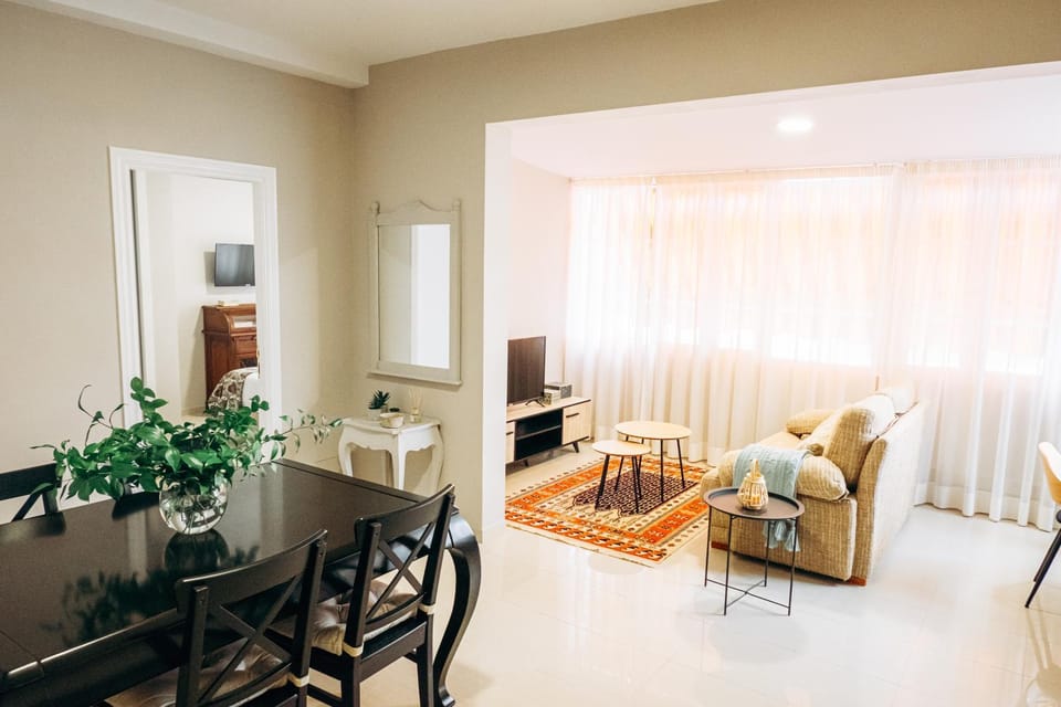 TV and multimedia, Living room, Seating area, Dining area