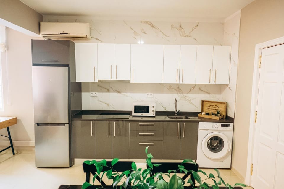 Kitchen or kitchenette, Seating area, Dining area, minibar
