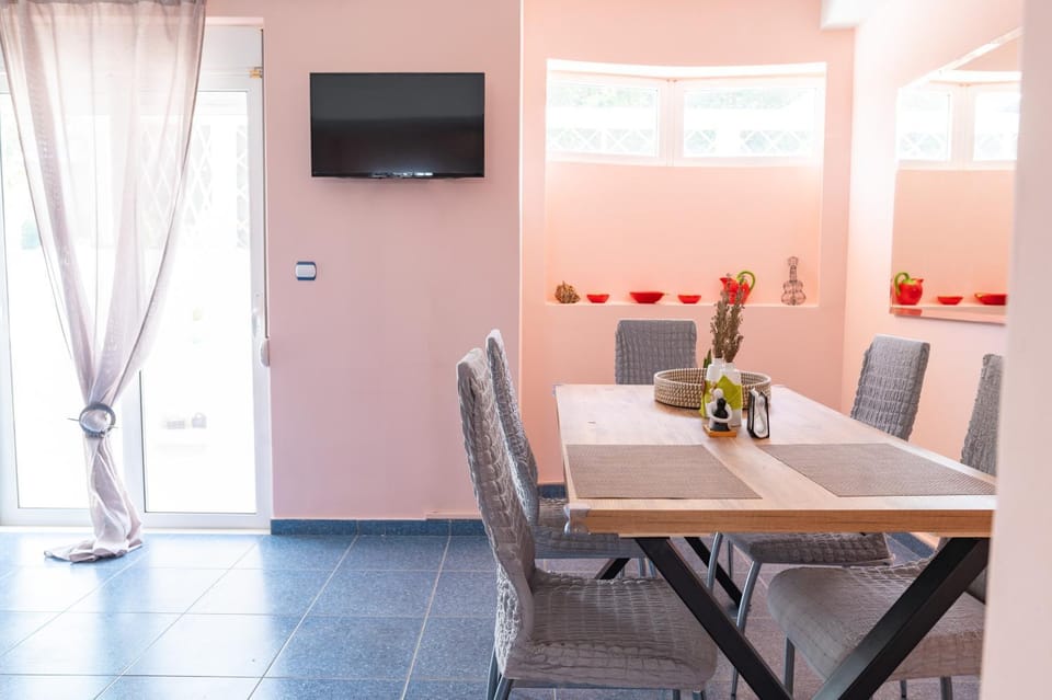 TV and multimedia, Dining area