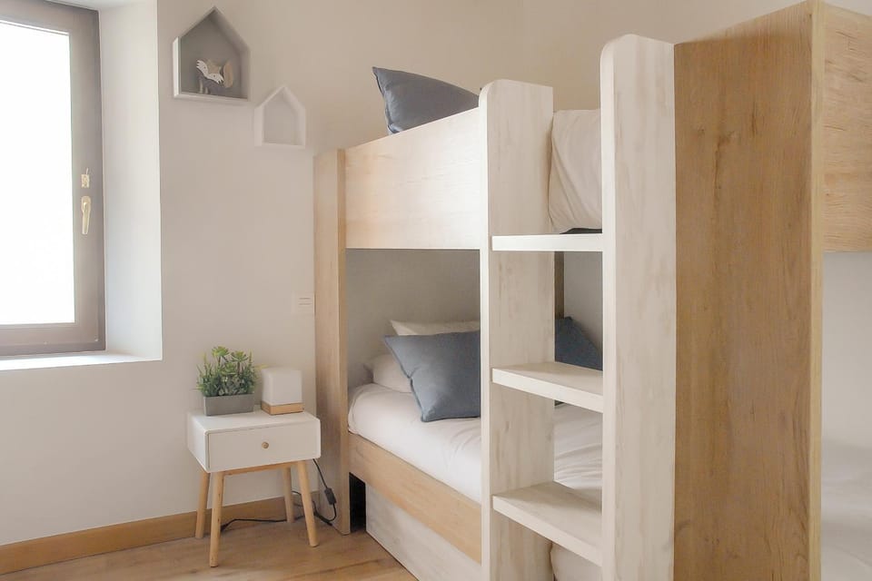 Bedroom, bunk bed