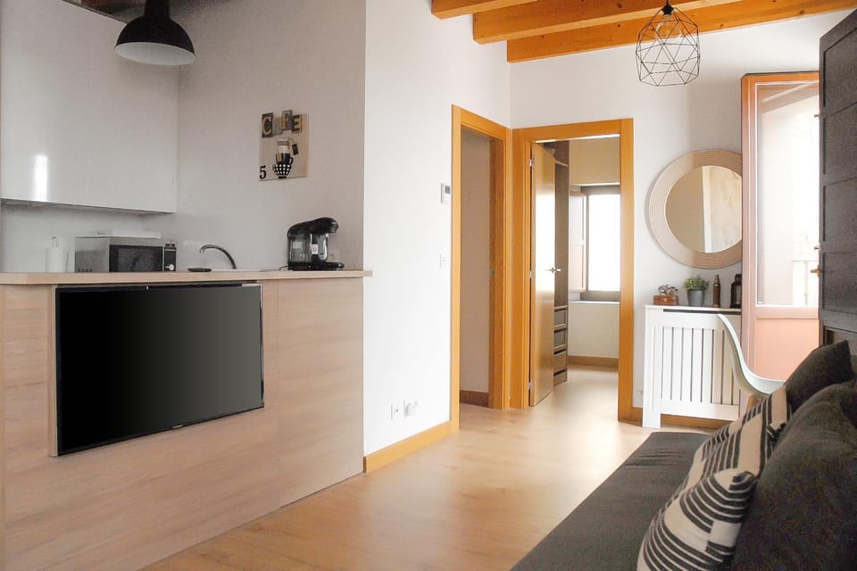 TV and multimedia, Kitchen or kitchenette, Living room, Seating area, Dining area