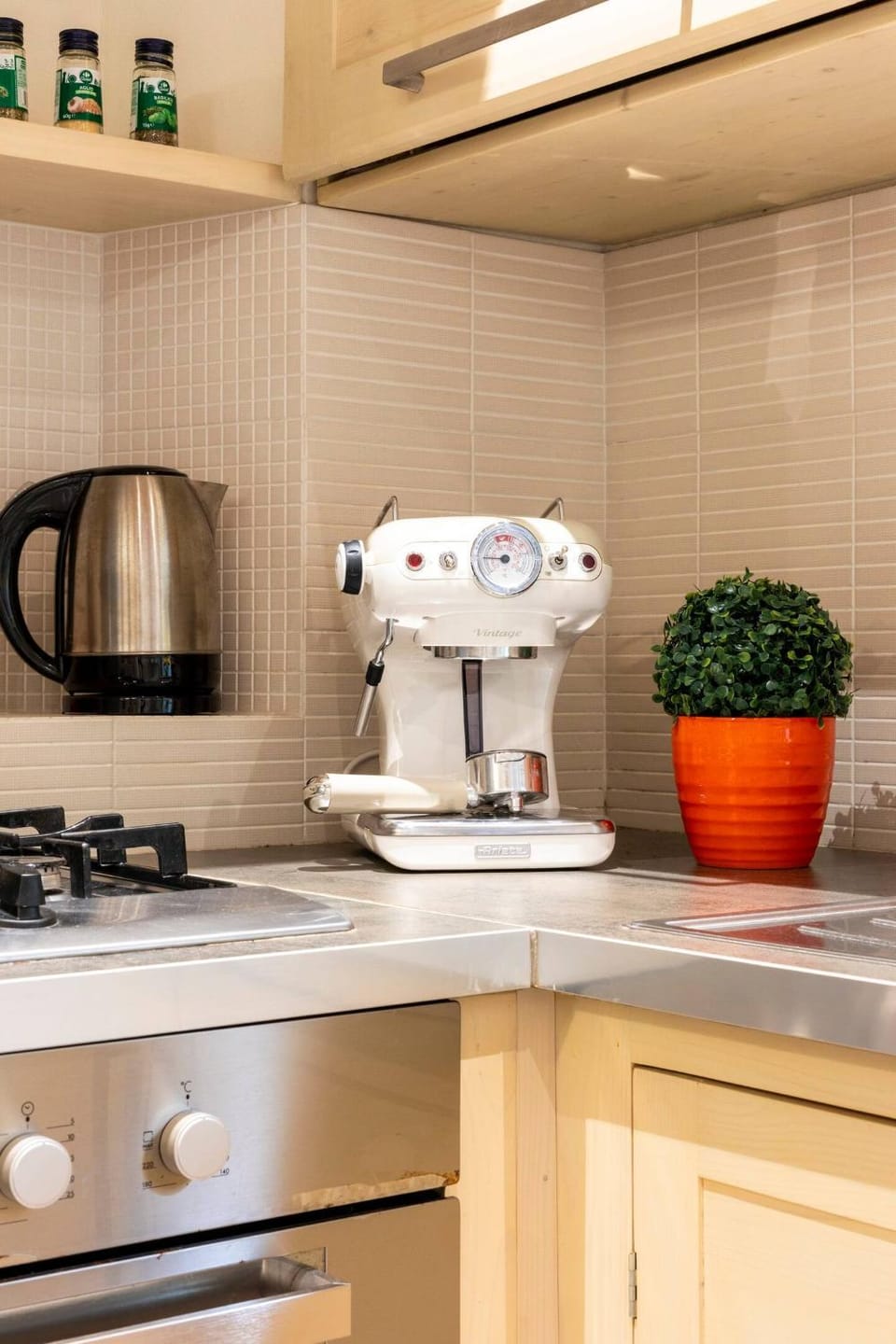 Coffee/tea facilities, Decorative detail